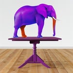 een paars met oranje olifant die op een tafel staat