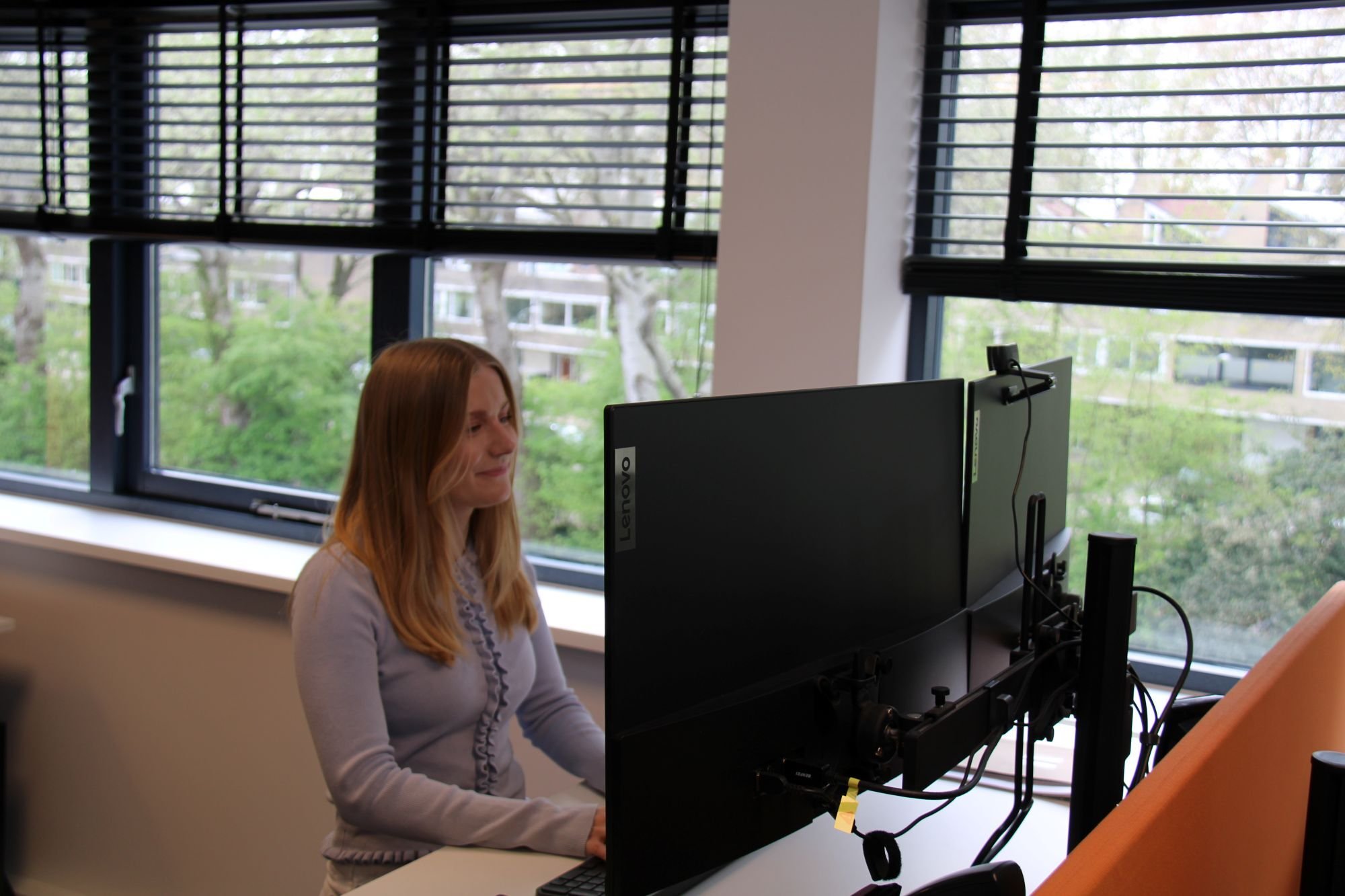 anne achter computer